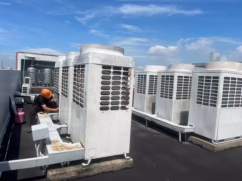 Đội ngũ Typhaco bảo trì hệ thống Chiller tại nhà máy