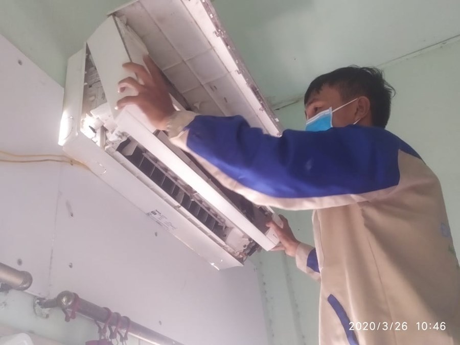 Thợ tháo máy lạnh để vệ sinh tại Tân Uyên Bình Dương