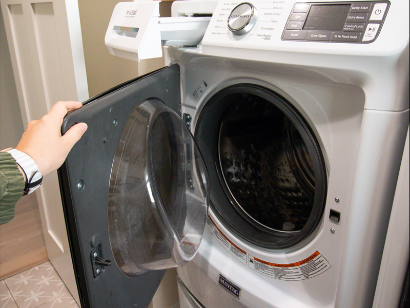 Hình ảnh nhân viên vệ sinh máy giặt Tân Đông Hiệp Dĩ An kiểm tra máy giặt